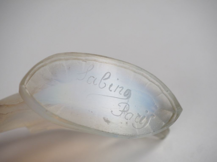 SABINO. 2 différents sujets en verre moulé opalescent  "poissons"