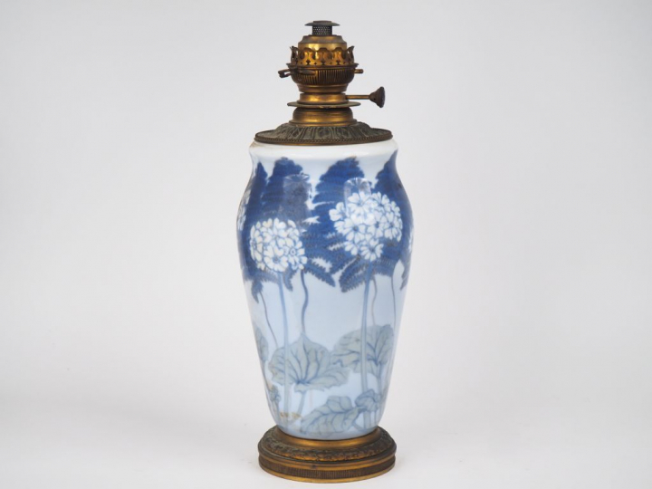 Vase en porcelaine de Copenhague signé A. SMIDEH, à décor polychrome d