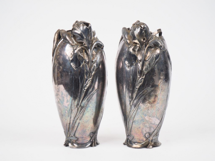 Paire de vases Art Nouveau en métal argenté, à décor d'iris, col ajour
