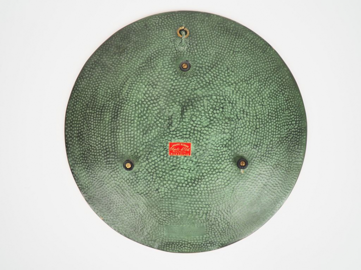 LE FAGUAYS.  Plat décoratif en bronze, à double patine à décor de cara