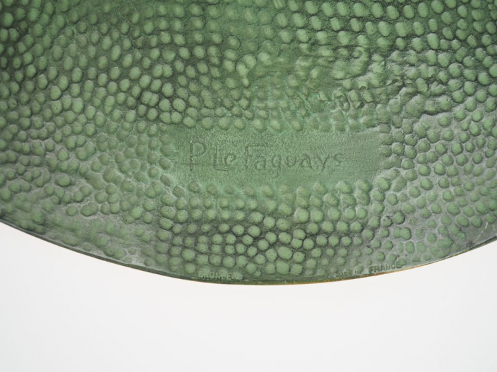 LE FAGUAYS.  Plat décoratif en bronze, à double patine à décor de cara