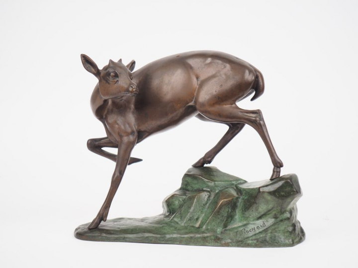T. ROCHARD.  "le faon" Sculpture en bronze à patine brune et verte. Si