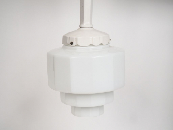 Suspension Art Déco en verre opalin et céramique craquelée. H. 62 cm