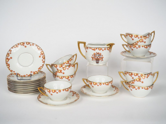 Vente aux enchères 12 tasses et 12 sous tasses à thé de style Art Déco en porcelaine de L