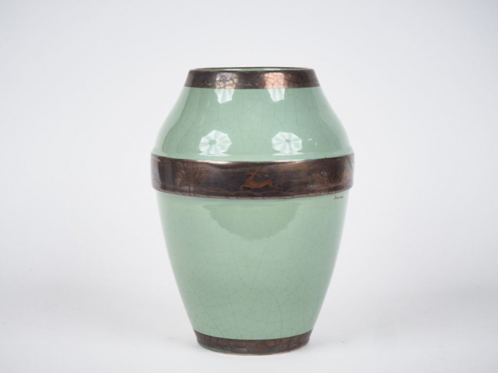 Maurice DINON.  Vase Art Déco en porcelaine céladon et argentée, à déc