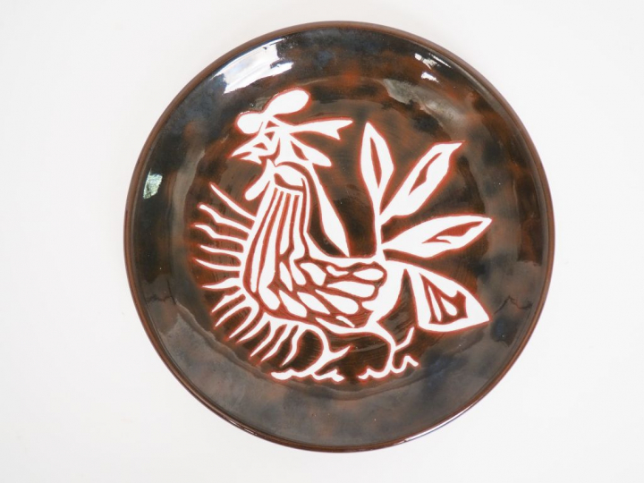 Jean LURÇAT pour Sant Vicens. Assiette en céramique brune et blanche "