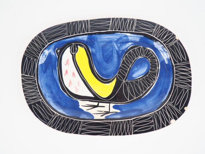 JACQUES POUCHIN. Plat en céramique polychrome de Vallauris "oiseau" Di