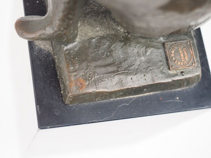 MILO. "La danseuse" Sujet en bronze à patine brune, sur un socle en ma