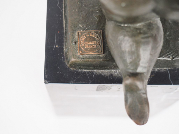 MILO. "La danseuse" Sujet en bronze à patine brune, sur un socle en ma