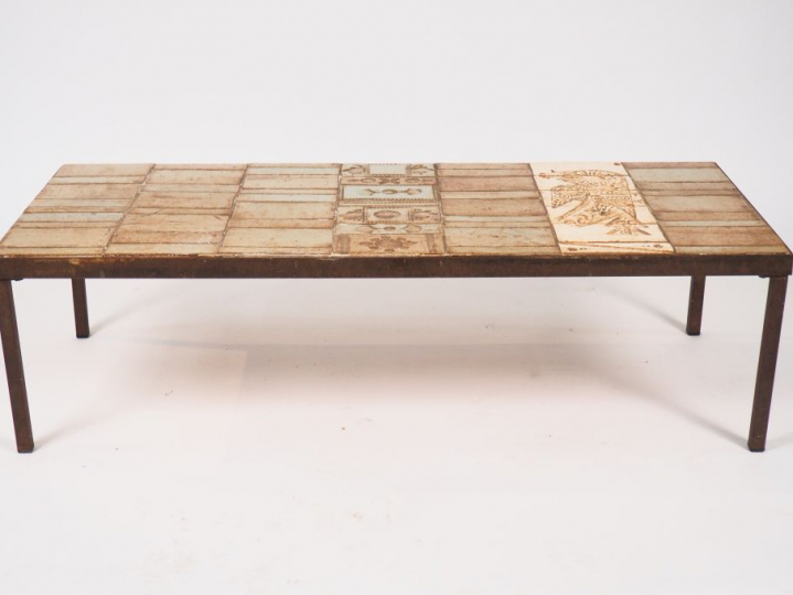 CAPRON Table basse 1970, plateau en céramique à décor d'oiseaux et de 