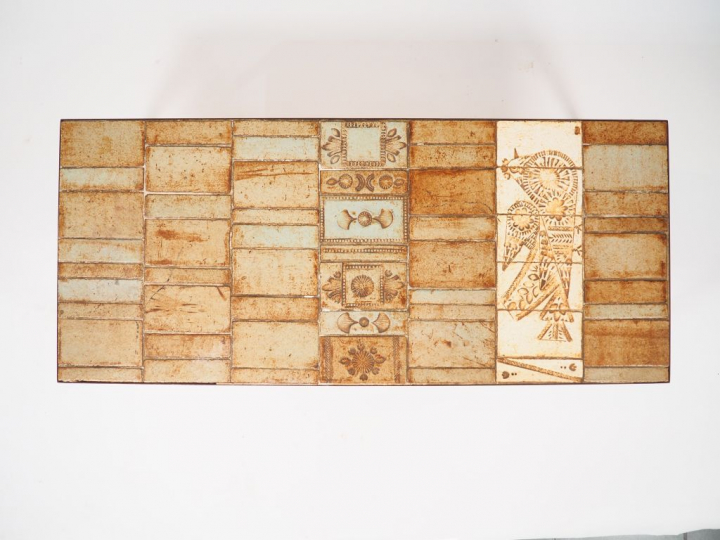 CAPRON Table basse 1970, plateau en céramique à décor d'oiseaux et de 