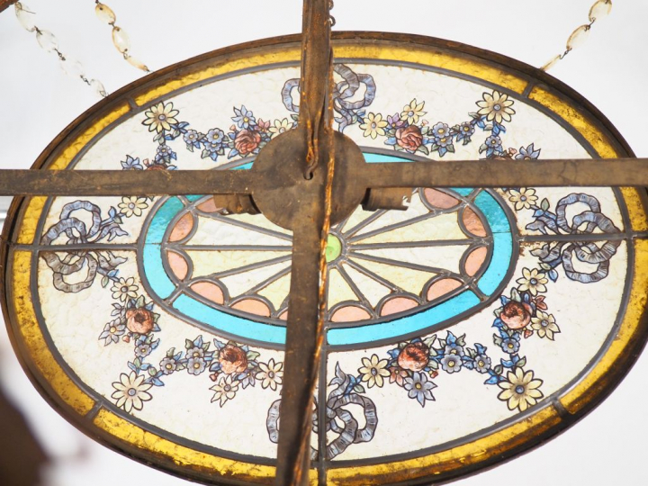 Suspension 1900 de style Louis XVI en bronze et vitrail, éclairant à s