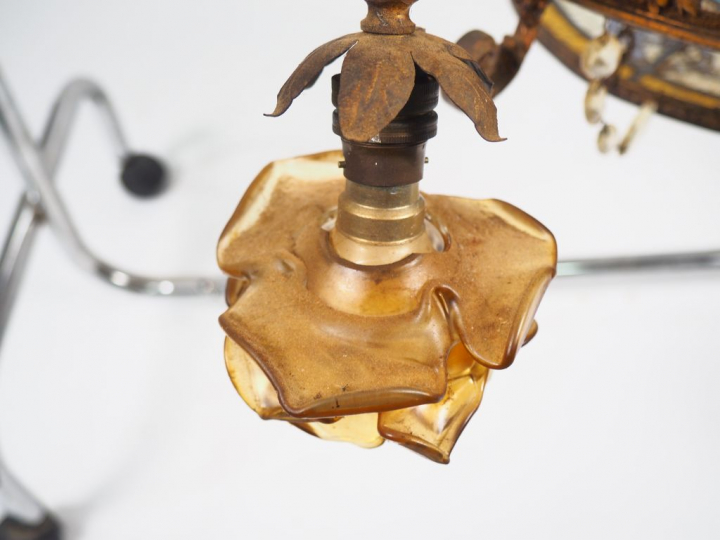 Suspension 1900 de style Louis XVI en bronze et vitrail, éclairant à s
