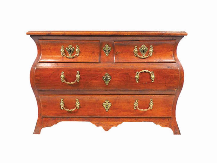 Commode tombeau Louis XV en noyer mouluré et sculpté ouvrant à quatre 