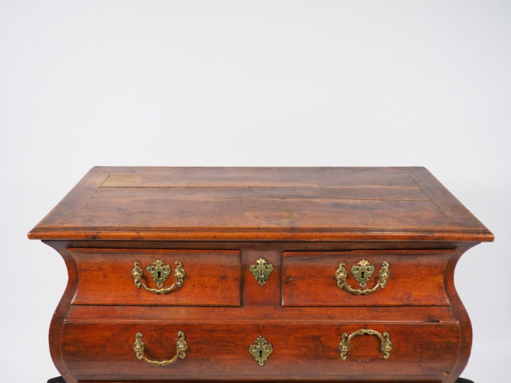 Commode tombeau Louis XV en noyer mouluré et sculpté ouvrant à quatre 