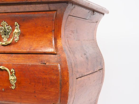 Commode tombeau Louis XV en noyer mouluré et sculpté ouvrant à quatre 