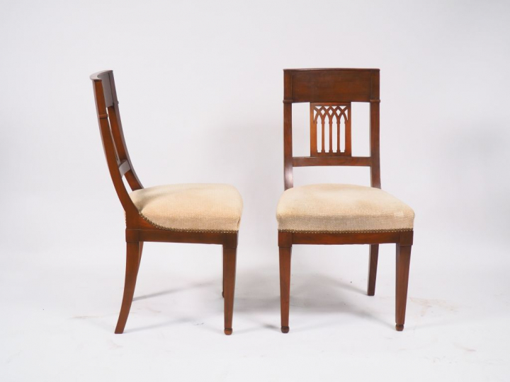 Suite de six chaises de style Directoire en merisier, dossier ajouré à