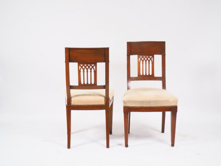 Suite de six chaises de style Directoire en merisier, dossier ajouré à