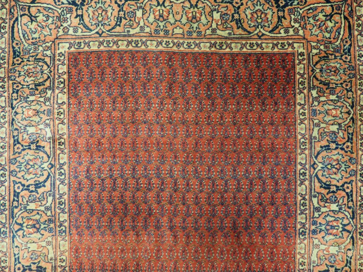 Grand tapis galerie à fond rouge. Dim. 6,80 x 100 cm (petites usures)