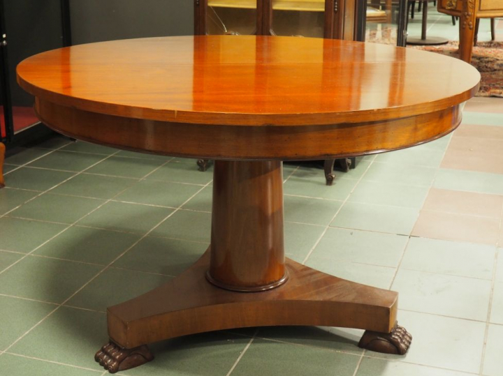 Table en acajou piétement tripode à pieds griffe.