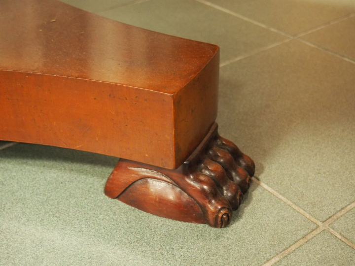 Table en acajou piétement tripode à pieds griffe.
