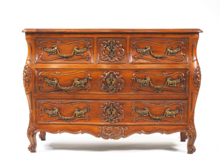 Commode tombeau de style Louis XV en merisier mouluré, à décor de rinc