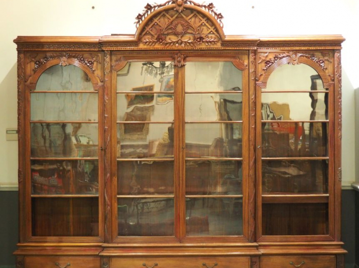 Grande bibliothèque de style Louis XVI en bois exotique, à décor de fe