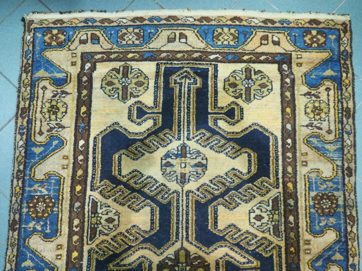 Tapis galerie à décor de motifs géométriques sur fond crème. Dim. 214 