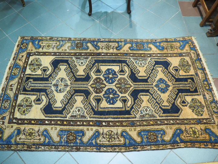 Tapis galerie à décor de motifs géométriques sur fond crème. Dim. 214 