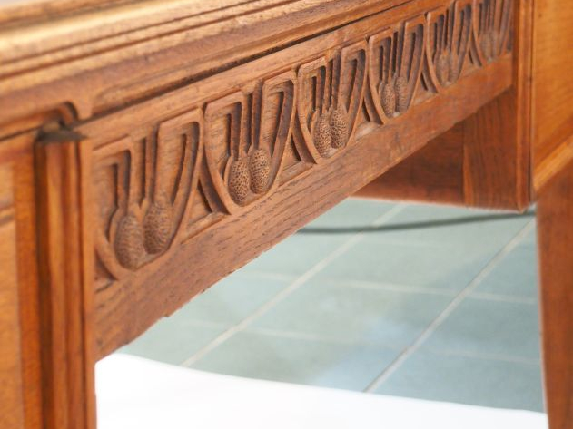 Cabinet de travail Art Nouveau en chêne sculpté à décor de houx, très 