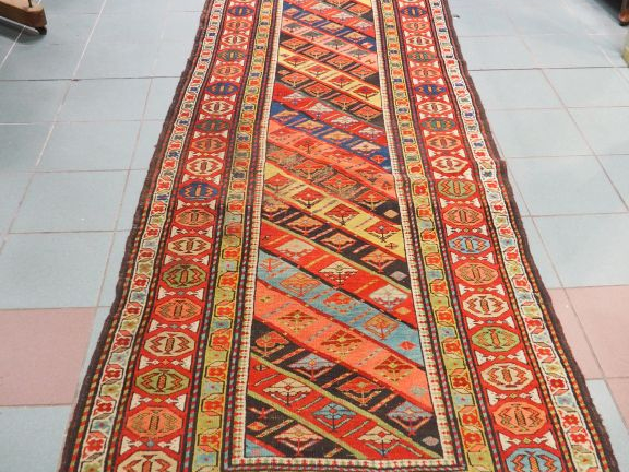 Tapis galerie à décor de motifs géométriques. Dim. 397 x 115 cm  (peti