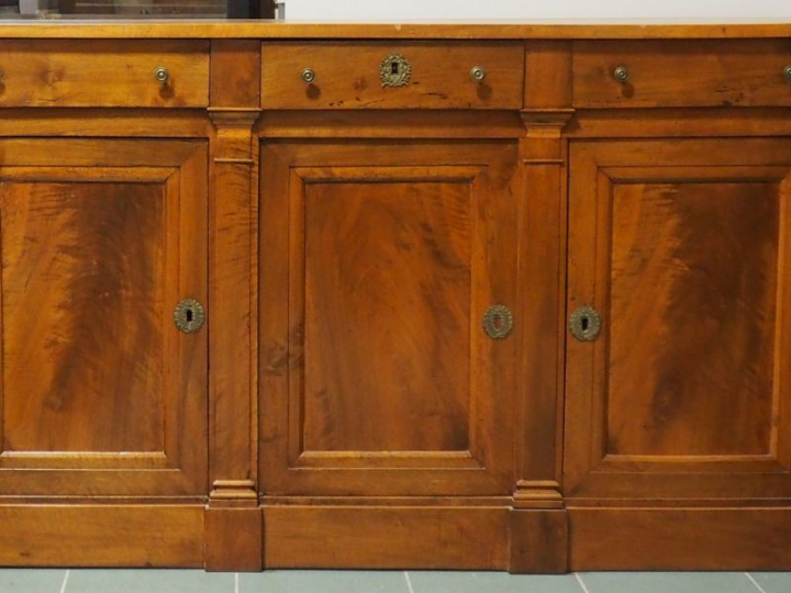 Enfilade Empire en noyer, ouvrant à trois portes et trois tiroirs, mon