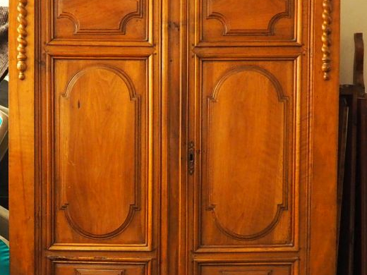 Petite armoire de style Louis XIV en noyer et merisier mouluré, ouvran