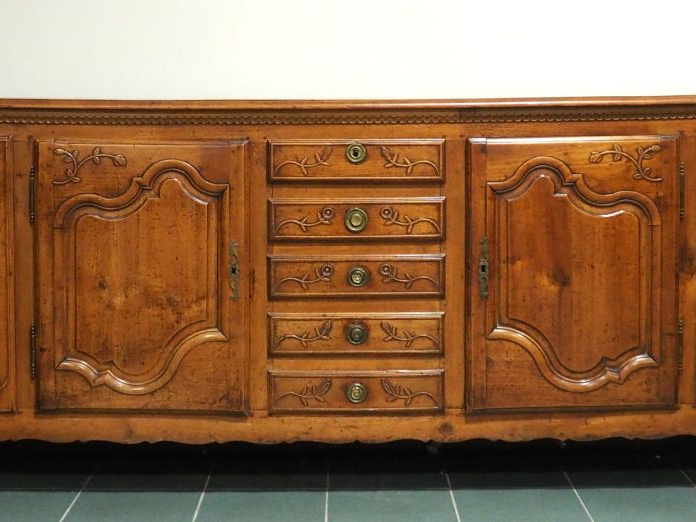 Enfilade XIXème de style Louis XV en merisier mouluré et sculpté, à dé