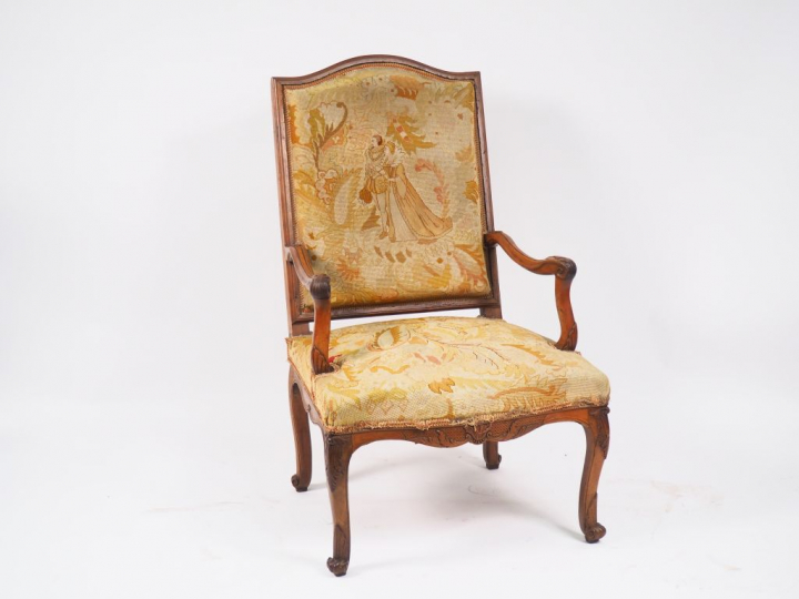 Fauteuil de style Régence en noyer mouluré et sculpté, à décor de feui
