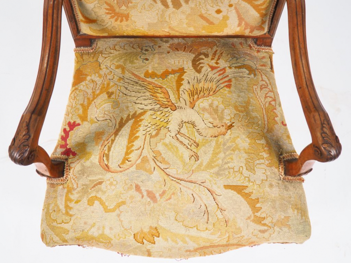 Fauteuil de style Régence en noyer mouluré et sculpté, à décor de feui