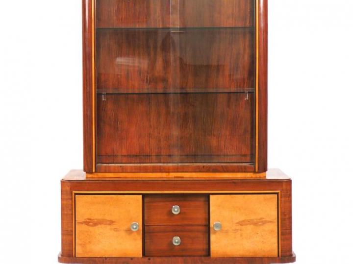 Vitrine 1940 en placage de palissandre et de bois clair, ouvrant à deu