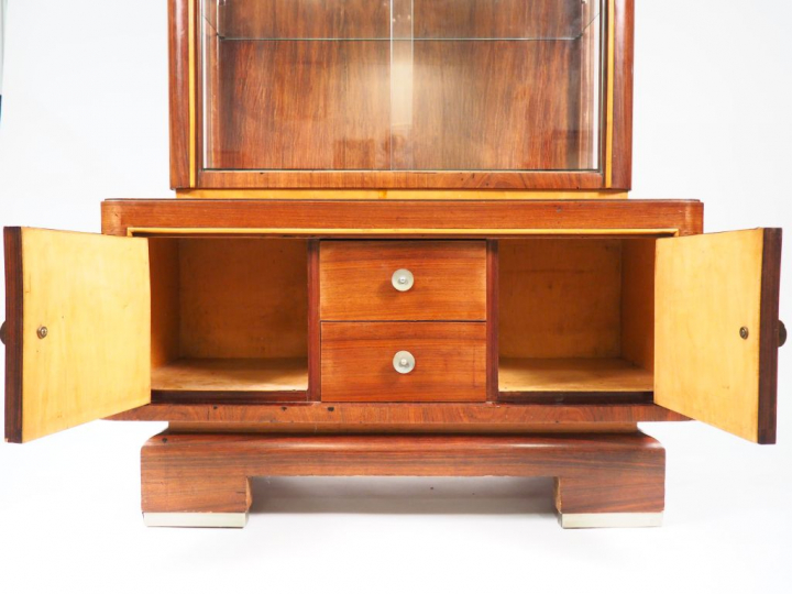 Vitrine 1940 en placage de palissandre et de bois clair, ouvrant à deu