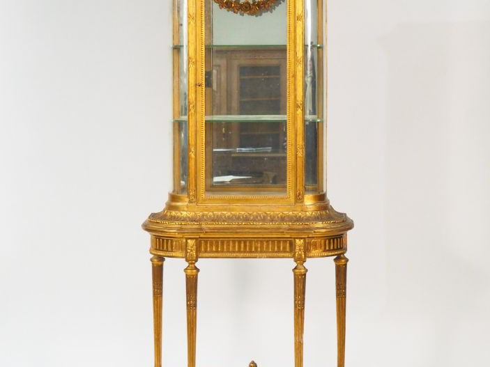 Vitrine Napoléon III de style Louis XVI en bois doré, à décor de nœud 