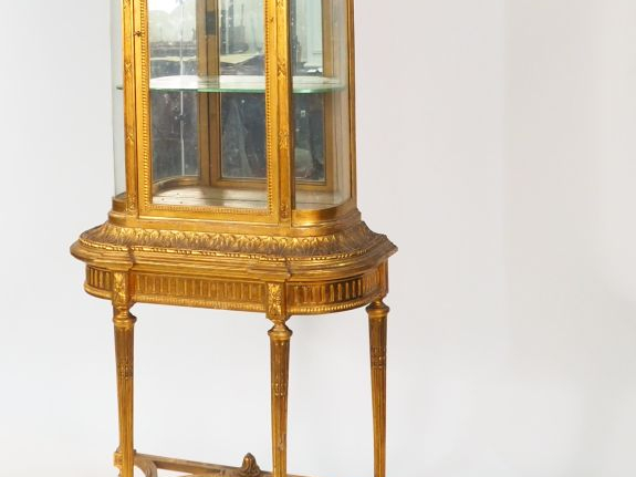 Vitrine Napoléon III de style Louis XVI en bois doré, à décor de nœud 