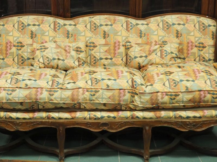 Grand canapé Régence en noyer mouluré et sculpté, pieds galbés réunis 