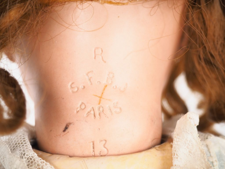 Poupée de fabrication française SFBJ Paris, taille 13, tête porcelaine