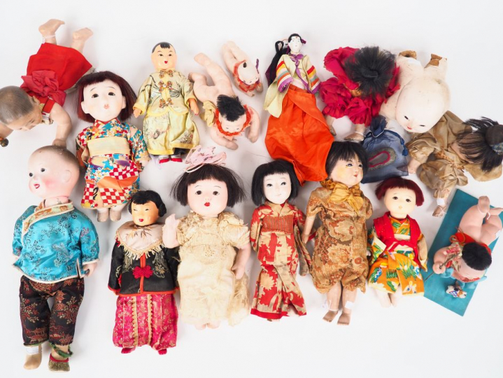 Lot de poupées japonaises de toutes époques et tailles, on y joint un 