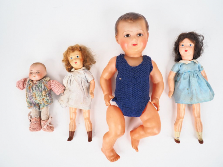 Lot de poupées japonaises de toutes époques et tailles, on y joint un 