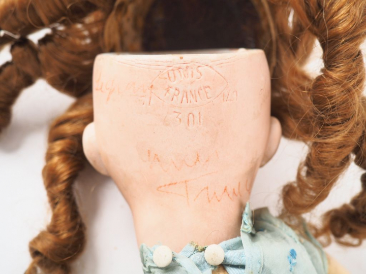 Poupée hybride de fabrication française, tête porcelaine SFBJ 301, cor