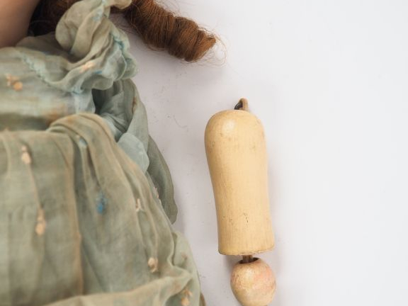 Poupée hybride de fabrication française, tête porcelaine SFBJ 301, cor