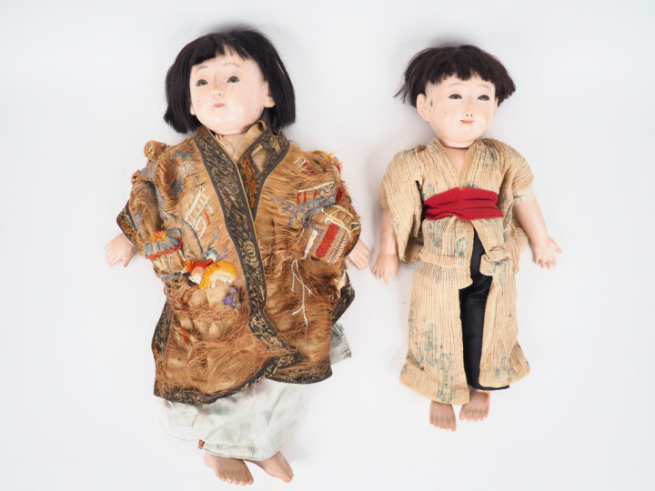 GOFUN. Deux poupées japonaises en composition et tissu. Dim. 50 cm et 