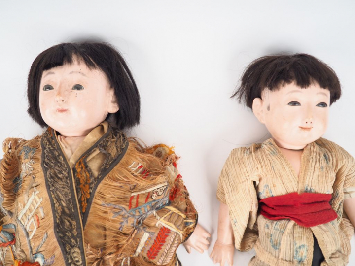 GOFUN. Deux poupées japonaises en composition et tissu. Dim. 50 cm et 