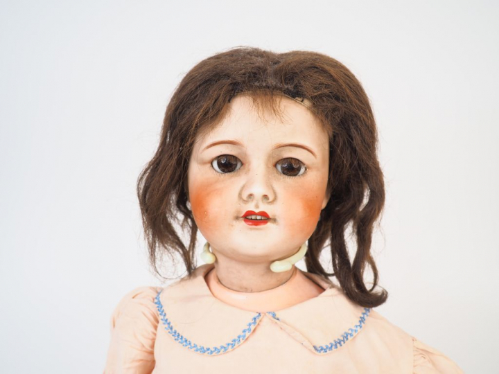 Poupée de fabrication française SFBL, moule 301, tête porcelaine circa