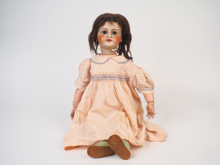 Poupée de fabrication française SFBL, moule 301, tête porcelaine circa